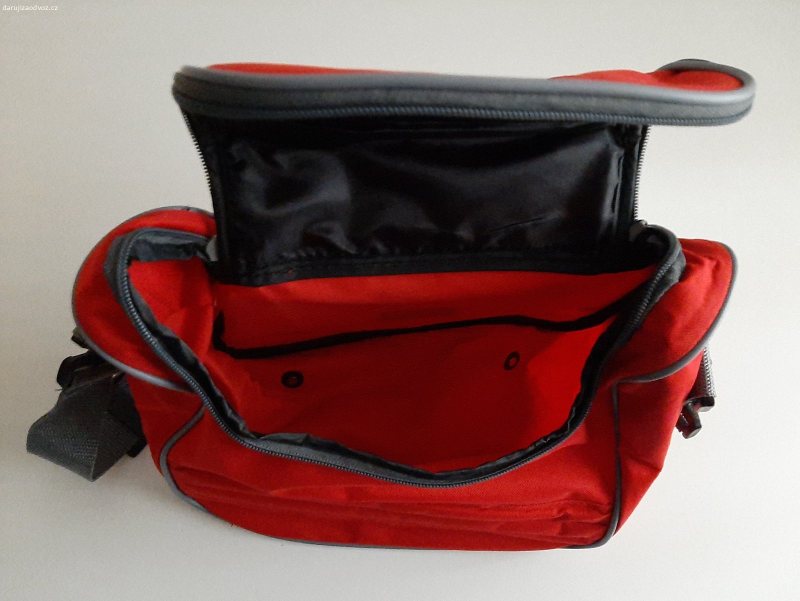Kosmetická taška. Daruji kosmetickou tašku. Má nastavitelný popruh přes rameno. Nepoužívaná, výborný stav. Šířka 27 cm, hloubka 15 cm, výška 20 cm.
Předání Praha, Karlovo náměstí, vedle supermarketu Albert, mezi 17:00 a 20:00.