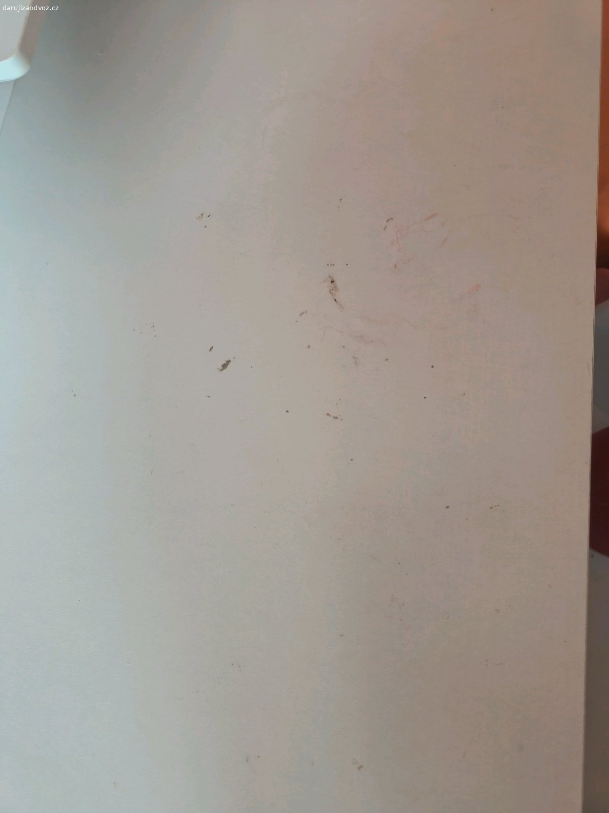 Kosmetický stolek. Daruji kosmetický stoleček, vady nafocené. 
osobní odběr 
možný ihned.