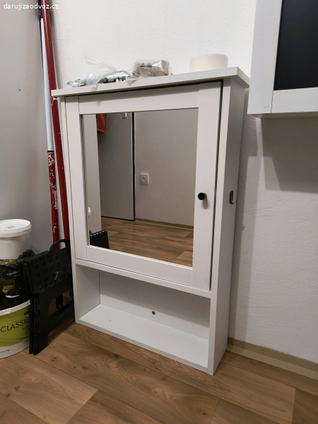 koupelnová skříňka nad umyvadlo