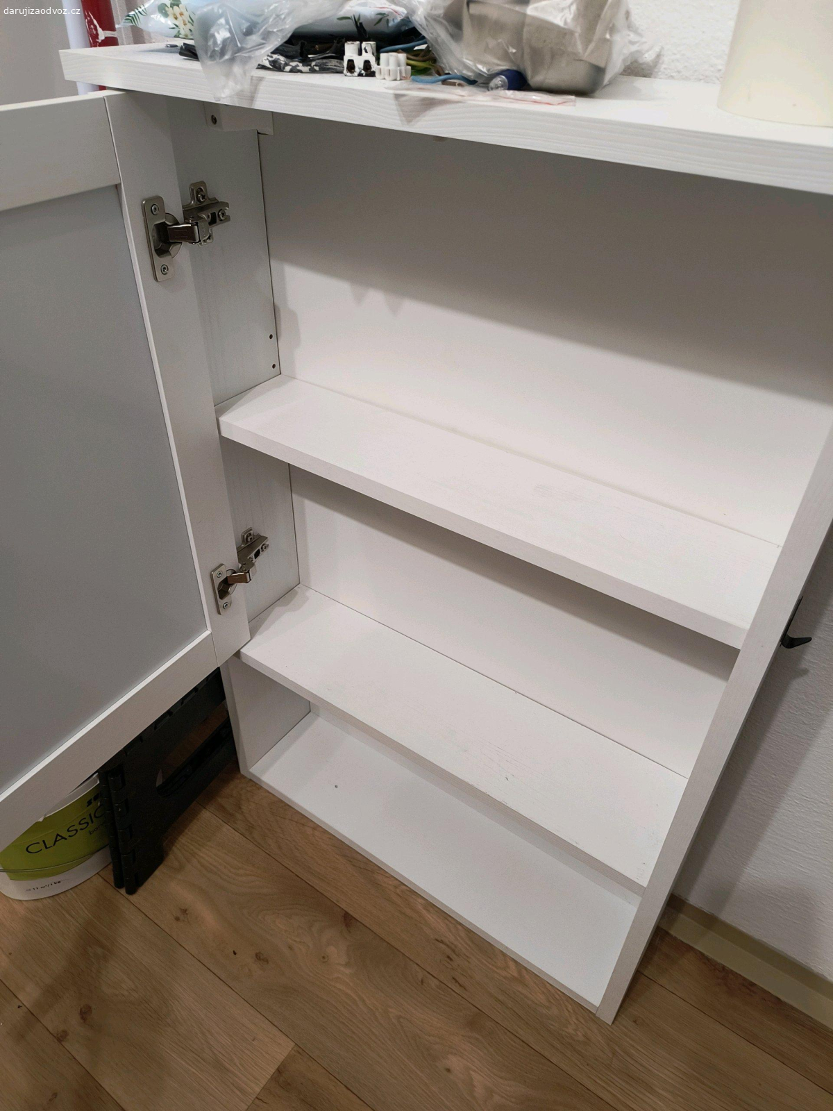 koupelnová skříňka nad umyvadlo. rozměry 60x85x15
z boku nalepený háček 
věší se na skoby do zdi/dlaždiček - nutno pořídit vlastní 
zůstala nám po stěhování a do nové koupelny se nehodí. nese známky používání, ale parádu někomu ještě určitě udělá ?