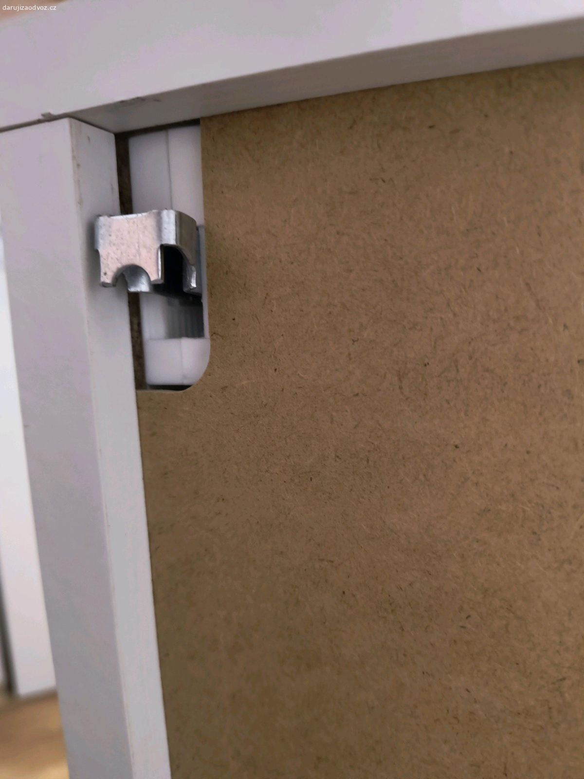 koupelnová skříňka nad umyvadlo. rozměry 60x85x15
z boku nalepený háček 
věší se na skoby do zdi/dlaždiček - nutno pořídit vlastní 
zůstala nám po stěhování a do nové koupelny se nehodí. nese známky používání, ale parádu někomu ještě určitě udělá ?