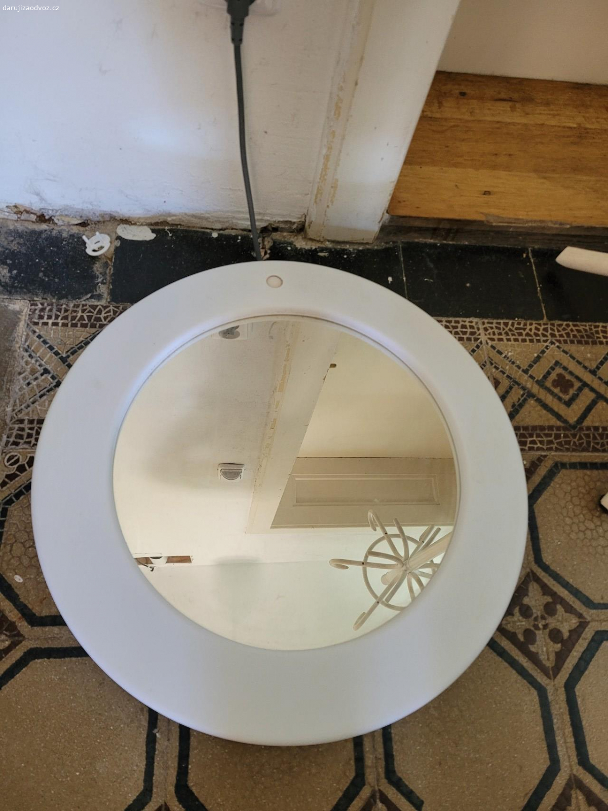 Koupelnové zrcadlo IKEA. Koupelnové zrcadlo s osvětlením. Přidělaná šňůra do zásuvky, lze pripojit i přímo do svorky.