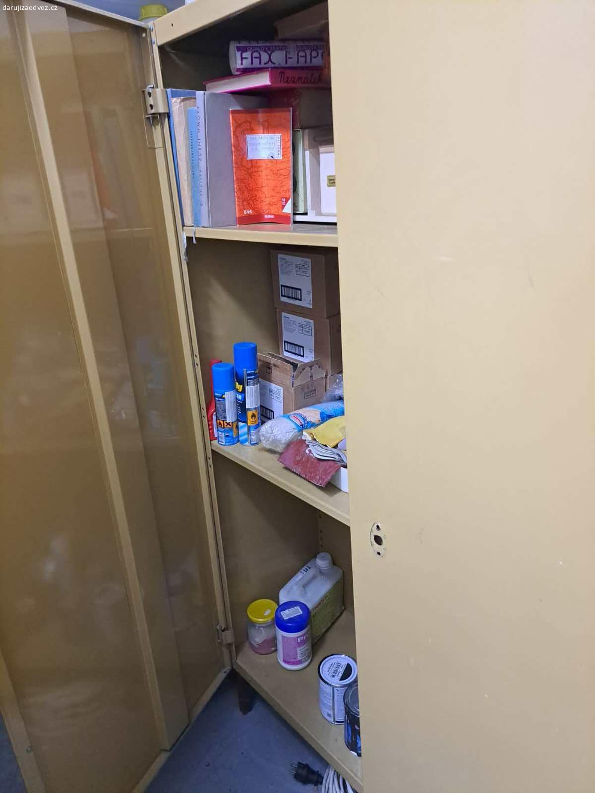 Kovová skříň do skladu či dílny. Olivová kovová skříň do skladu, dílny či do garáže.

Vadný uzávěr.

Š120 ,H40, V170 (153)