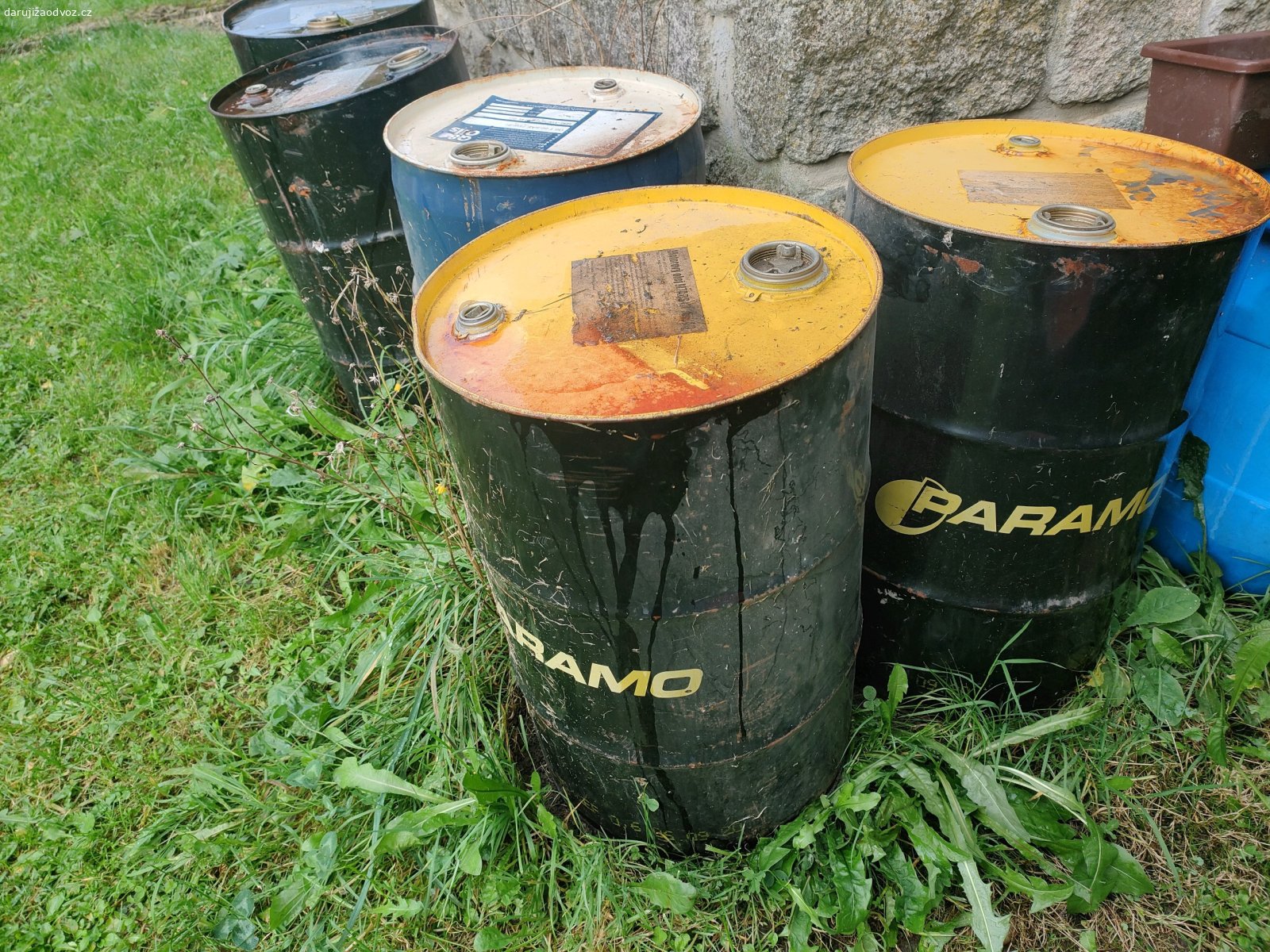 Kovové sudy. Daruji za odvoz 6ks kovových sudů na minerální oleje, PHM apod. Objem 60 litrů, průměr 38 cm, výška 60 cm. Odvoz vlastní. Jen vážní zájemci pište prosím SMS.