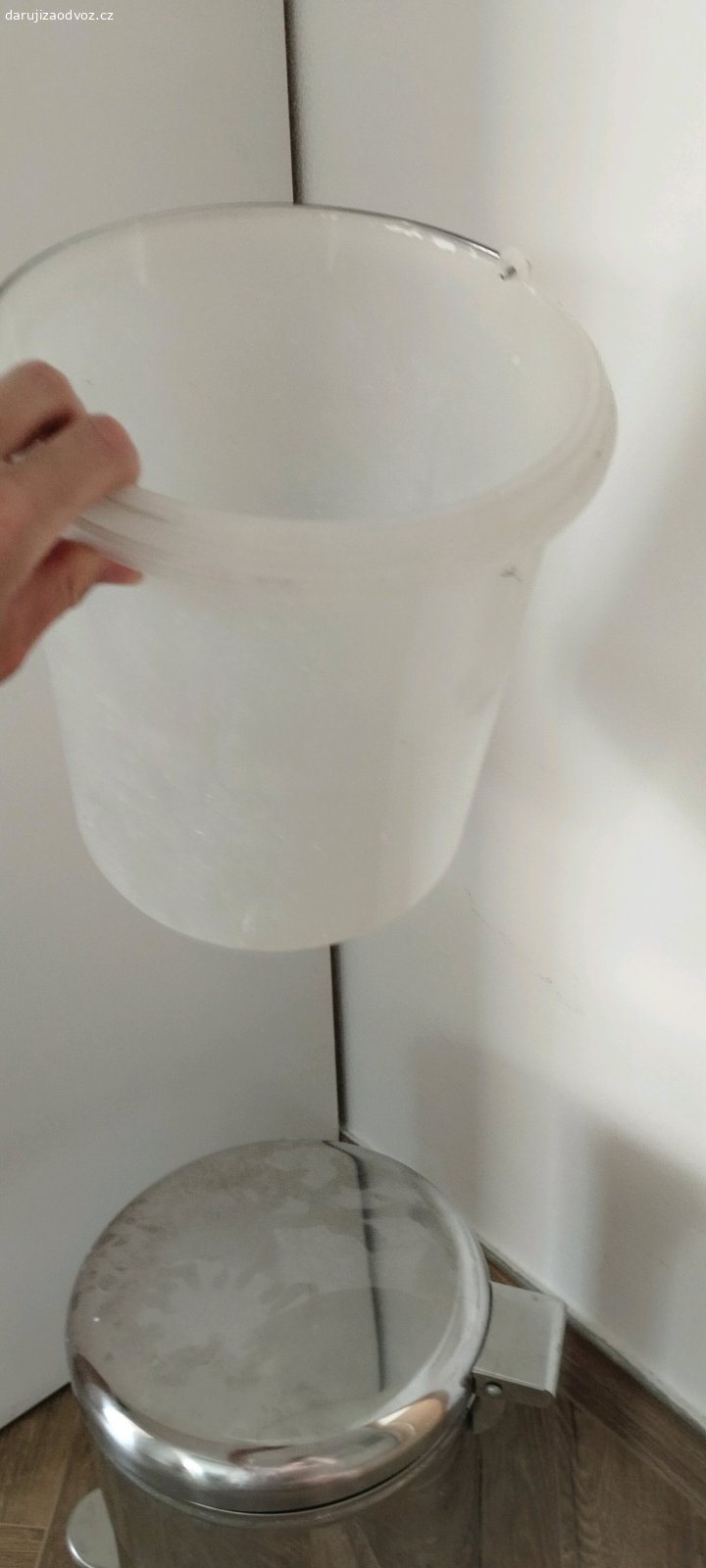 kovový odpadkový kôš. vnútorný kyblik potrebuje umyť, používali sme ho pri rekonštrukcii.
