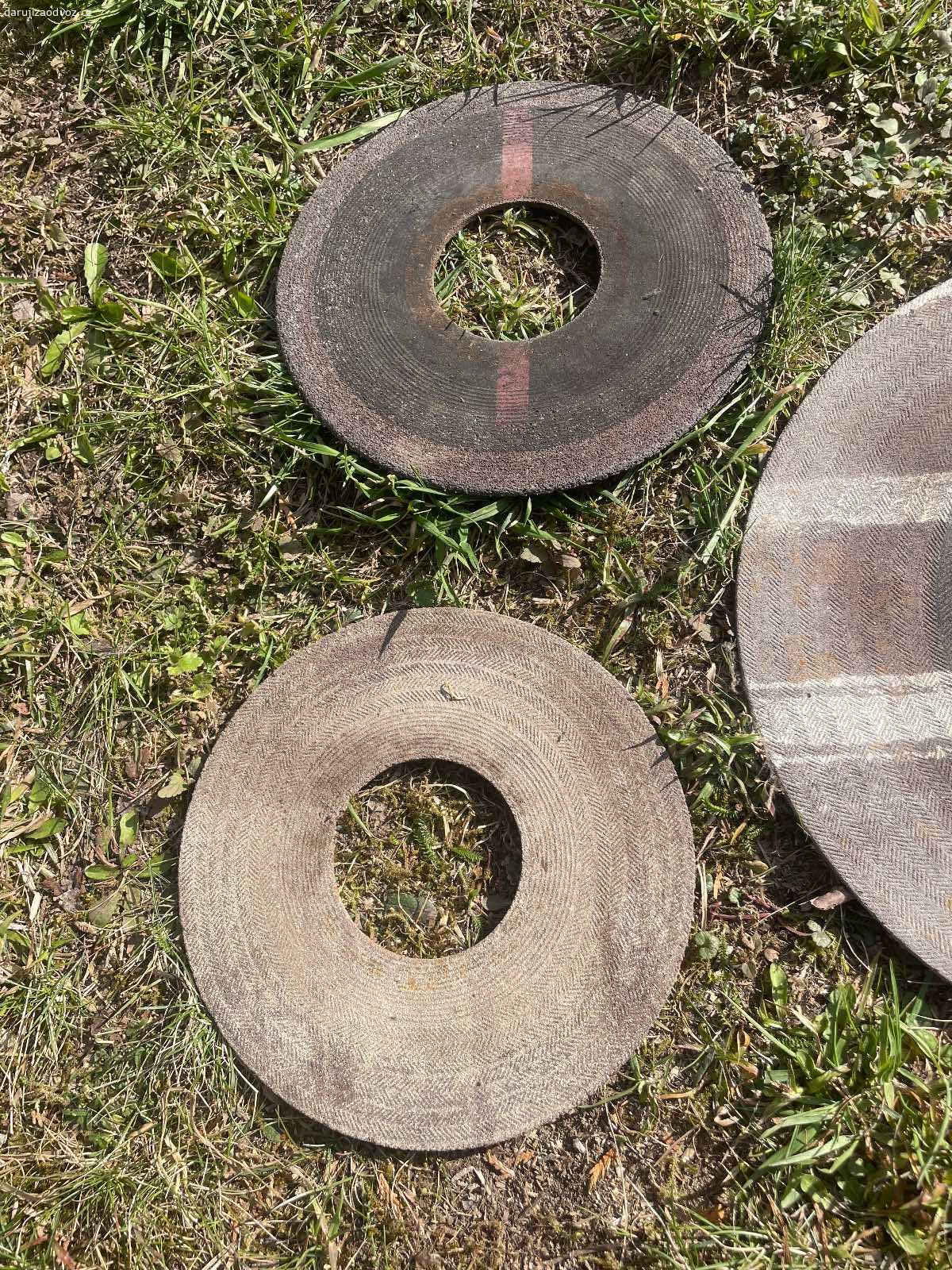 Brusné kotouče (průměr: 35 cm / 24 cm / 22 cm). Daruji nevyužité brusné kotouče. Průměr kotoučů je cca 35 cm, 24 cm a 22 cm. K vyzvednutí po předchozí domluvě v Praze nebo středočeský kraj - Beroun, Nižbor, Zbečno. Daruji další věci ZA ODVOZ viz. inzeráty!