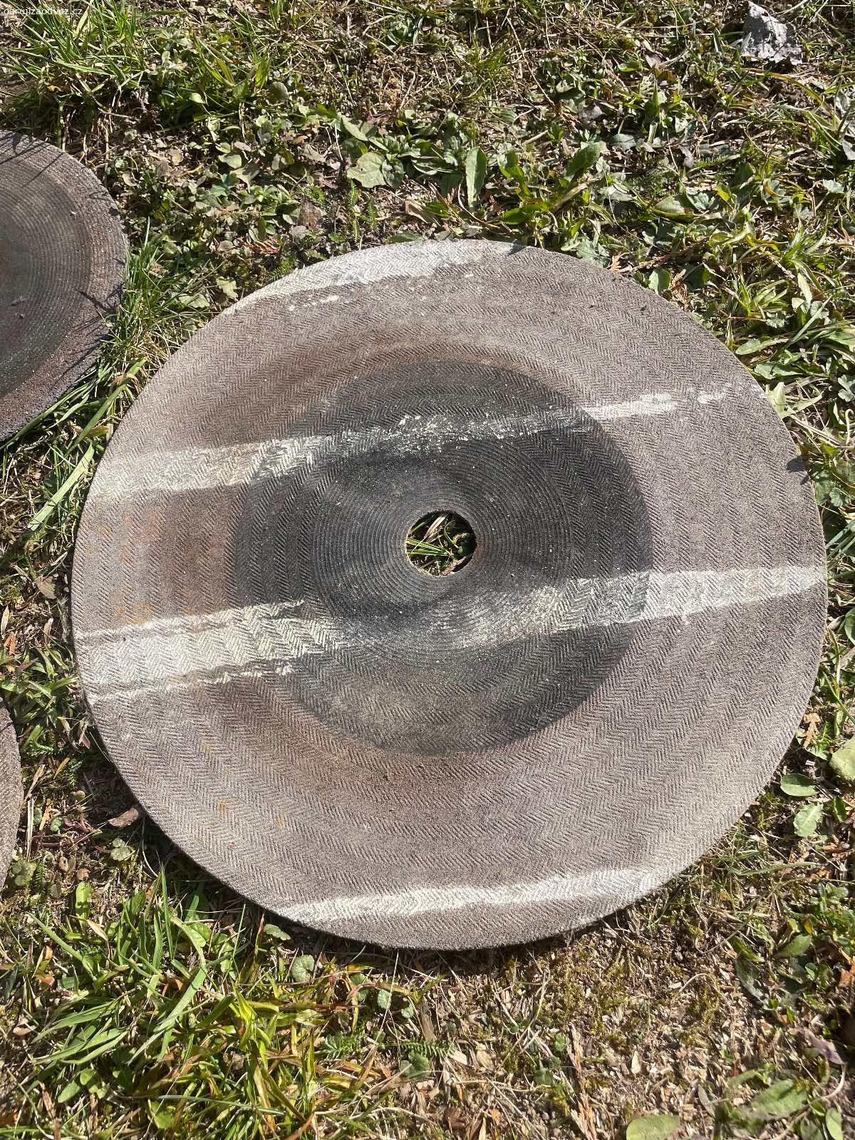 Brusné kotouče (průměr: 35 cm / 24 cm / 22 cm). Daruji nevyužité brusné kotouče. Průměr kotoučů je cca 35 cm, 24 cm a 22 cm. K vyzvednutí po předchozí domluvě v Praze nebo středočeský kraj - Beroun, Nižbor, Zbečno. Daruji další věci ZA ODVOZ viz. inzeráty!