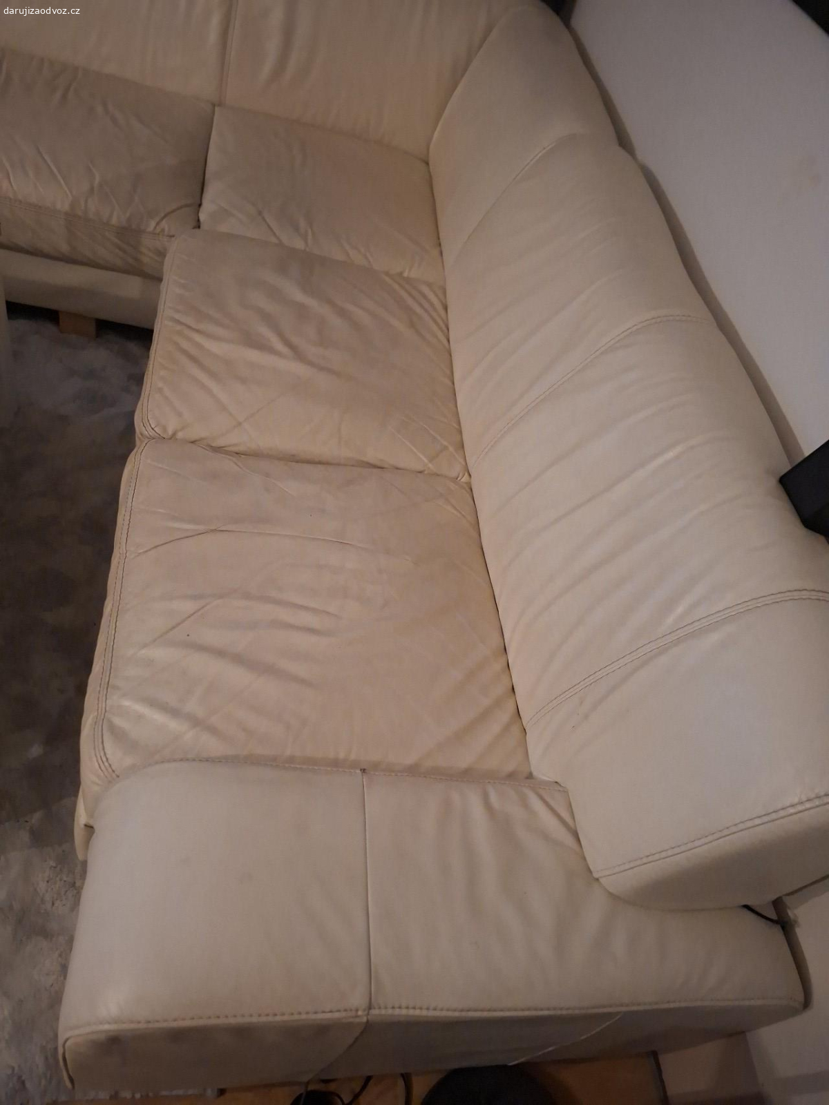 Kožená rohová sedačka. rohová sedačka cca 2m x 2m