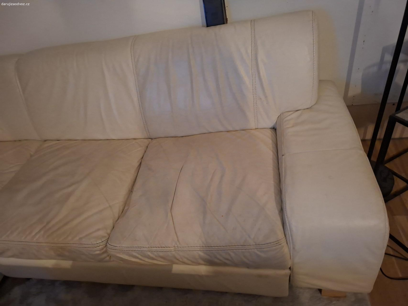 Kožená rohová sedačka. rohová sedačka cca 2m x 2m