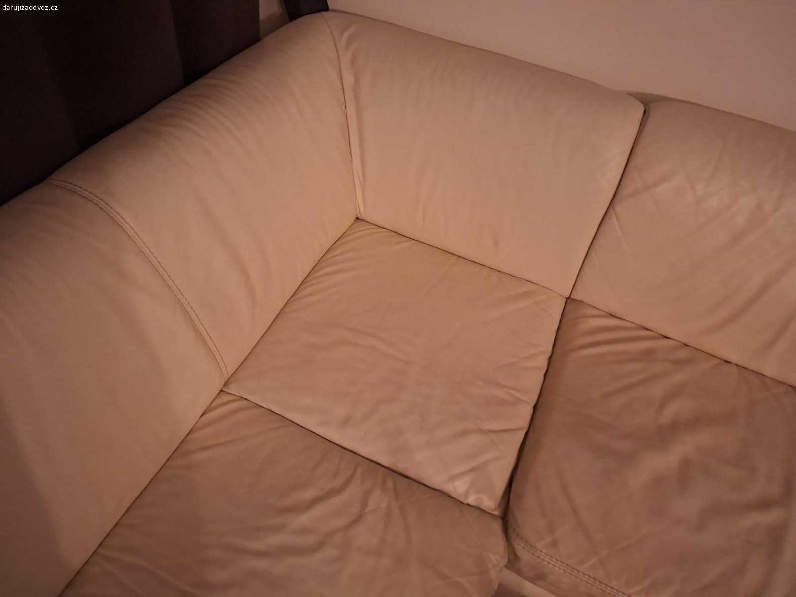 Kožená rohová sedačka. rohová sedačka cca 2m x 2m