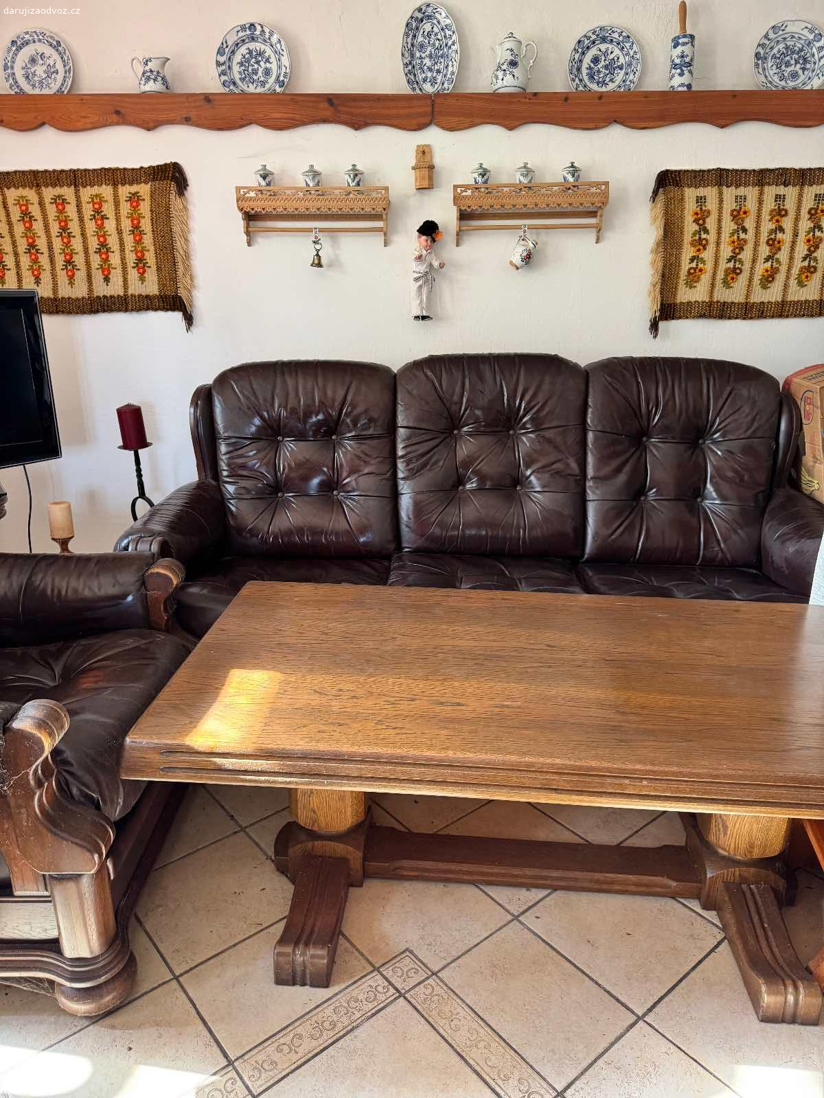 Koženková sedačka, 2 křesla i se stolkem. Daruji sedačku v dobrem stavu. Jen nutno otrit a odprasit. Vystěhovat nutno svépomocí. Spěchá.