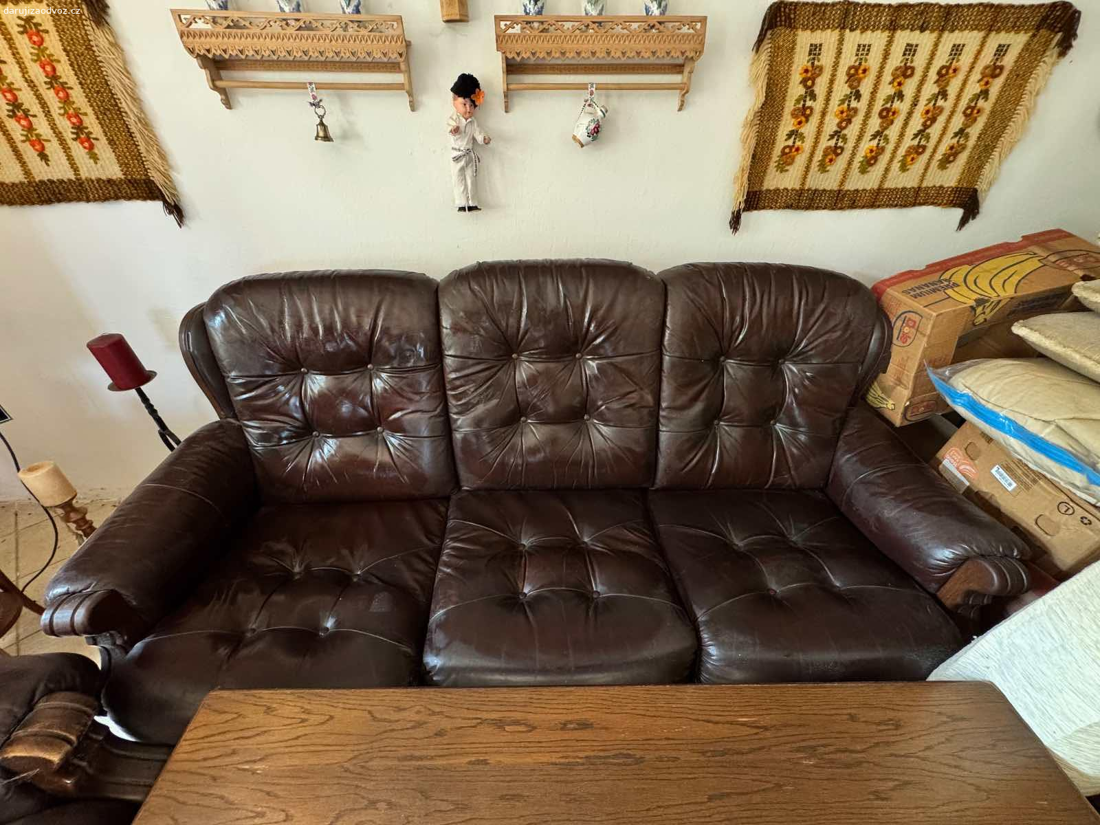 Koženková sedačka, 2 křesla i se stolkem. Daruji sedačku v dobrem stavu. Jen nutno otrit a odprasit. Vystěhovat nutno svépomocí. Spěchá.