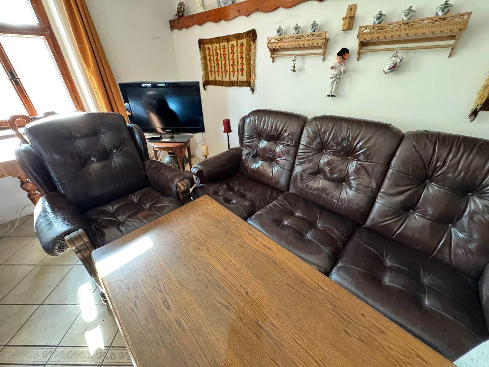 Koženková sedačka, 2 křesla i se stolkem. Daruji sedačku v dobrem stavu. Jen nutno otrit a odprasit. Vystěhovat nutno svépomocí. Spěchá.