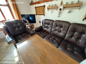Koženková sedačka, 2 křesla i se stolkem