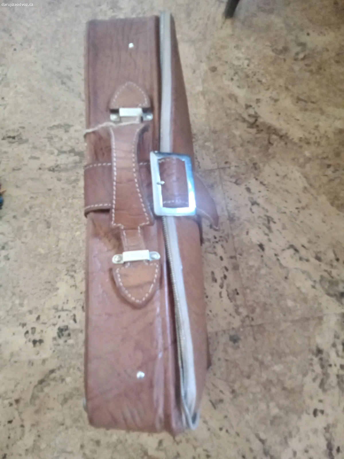 kožený kufřík. bohužel má rozbitý zip, tak buď zip nechat vyměnit nebo jako dekoraci nebo na materiál, rozměry 45 x 28 x 10 cm, můžu poslat