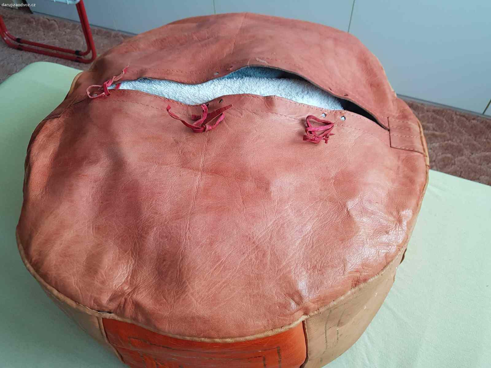 Kozeny taburet. ======== ZAMLUVENO do 25. 4. ========

Daruji za odvoz originalni taburet z prave kuze dovezeny z alzirskeho trziste. Rozmery cca 50 x 22 cm. 

Je samozrejme prazdny, musi se necim naplnit. Je na kazdem, co zvoli (jako napr. slama, noviny, molitan atd.). 

Neposilam, jen osobni odber v Praze 17 (Repy) po predchozi dohode. Prosim napiste hned, kdy byste se mohli stavet na prevzeti, dekuju.