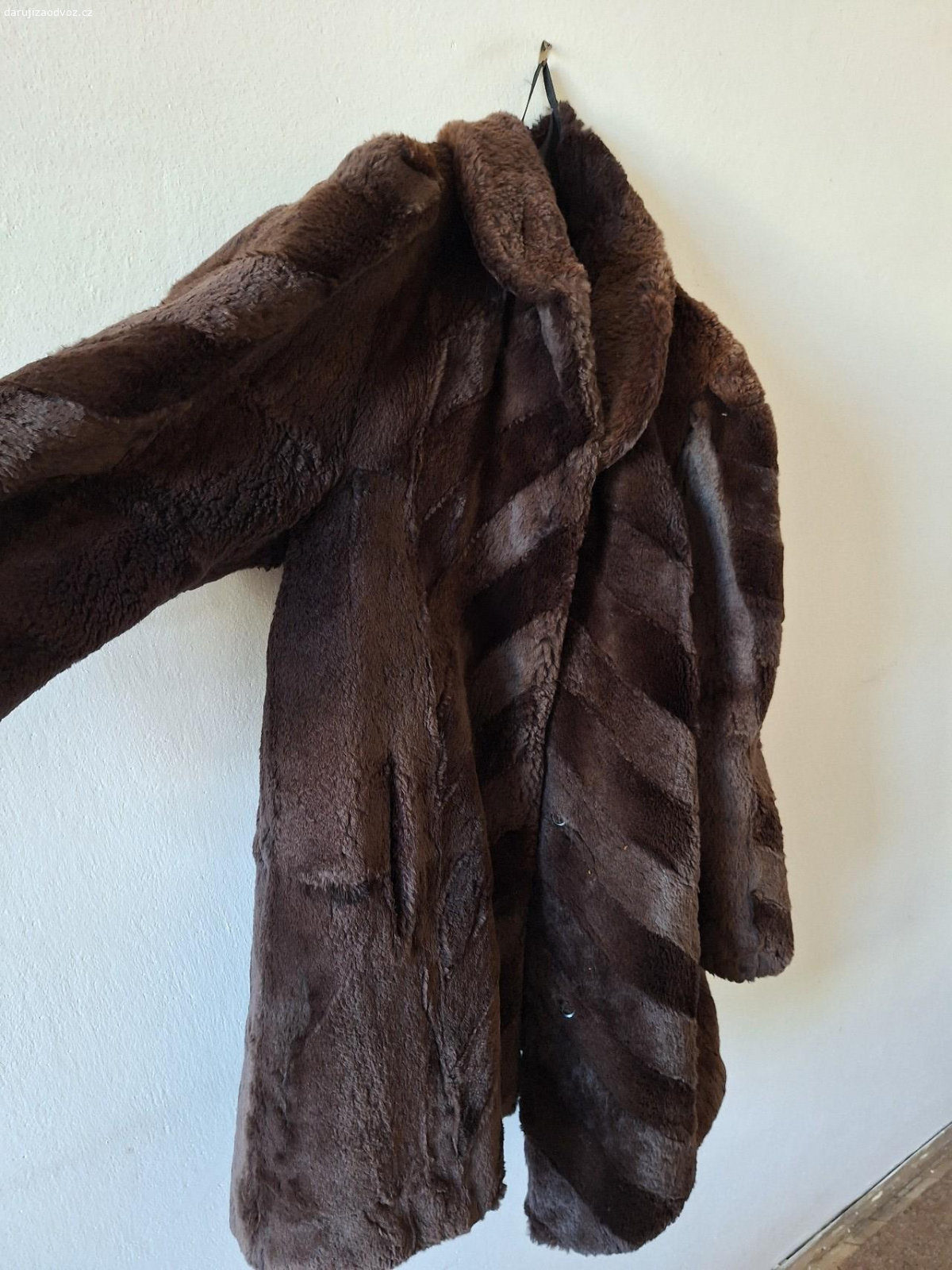 kožich KARA starší vel cca 44. nepoznám z jakého je to zvířete, ale je to kožešina. z pozůstalosti
prosím pouze volejte
zapínání na háčky