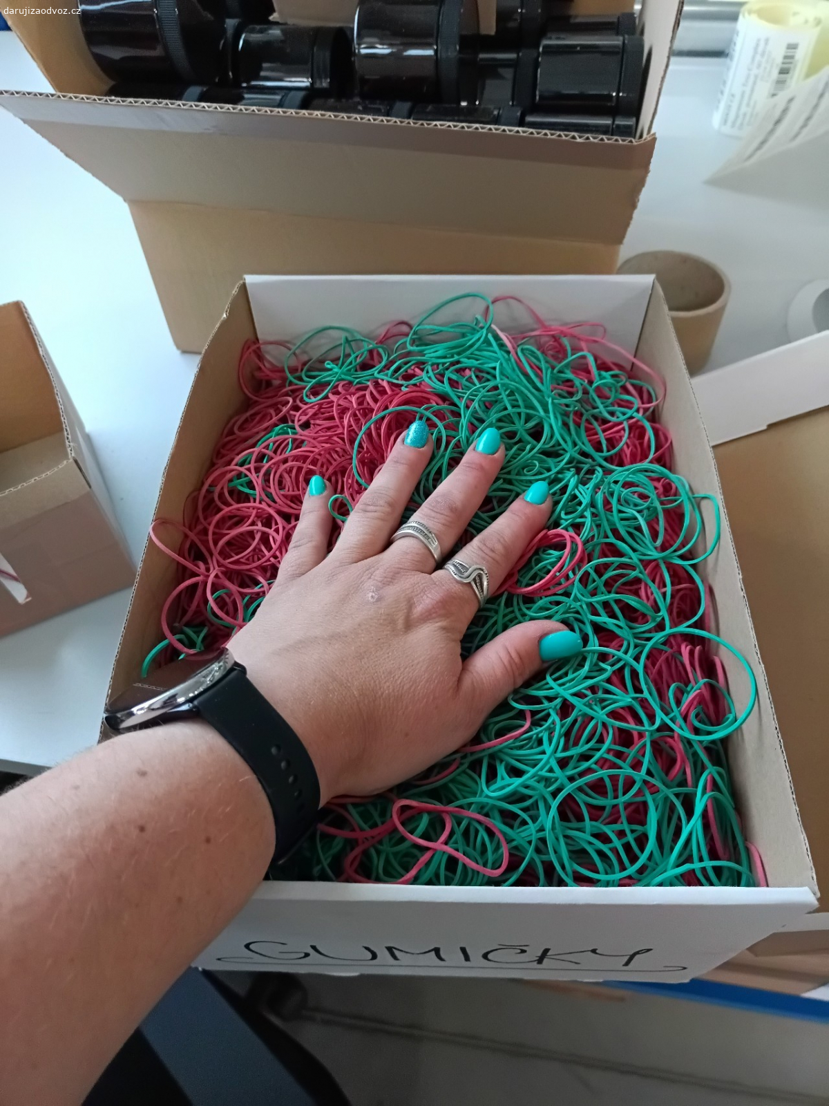 Krabice gumiček. Krabice gumiček různých velikostí. Nesteřelé.
 Pouze osobní odběr ve Střelicich u Brna