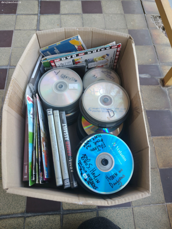 Krabice s CD a DVD s hrami a filmy