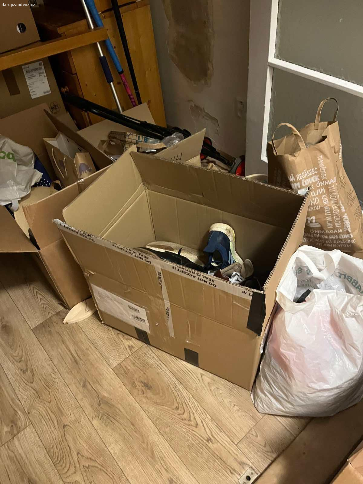 Krabice. Daruji krabice, které jsme použili ke stěhování. Jsou z jednoho obchodu, takže jsou olepené štítky a lepenkou. Jinak nepoškozené.  Je to celkem 13 krabic.