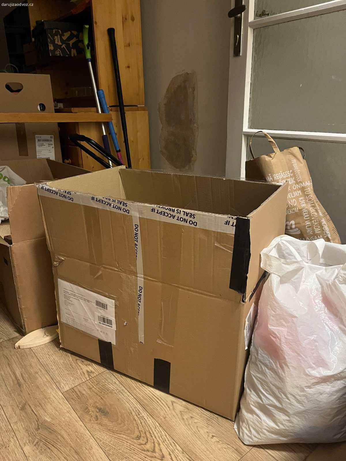 Krabice. Daruji krabice, které jsme použili ke stěhování. Jsou z jednoho obchodu, takže jsou olepené štítky a lepenkou. Jinak nepoškozené.  Je to celkem 13 krabic.