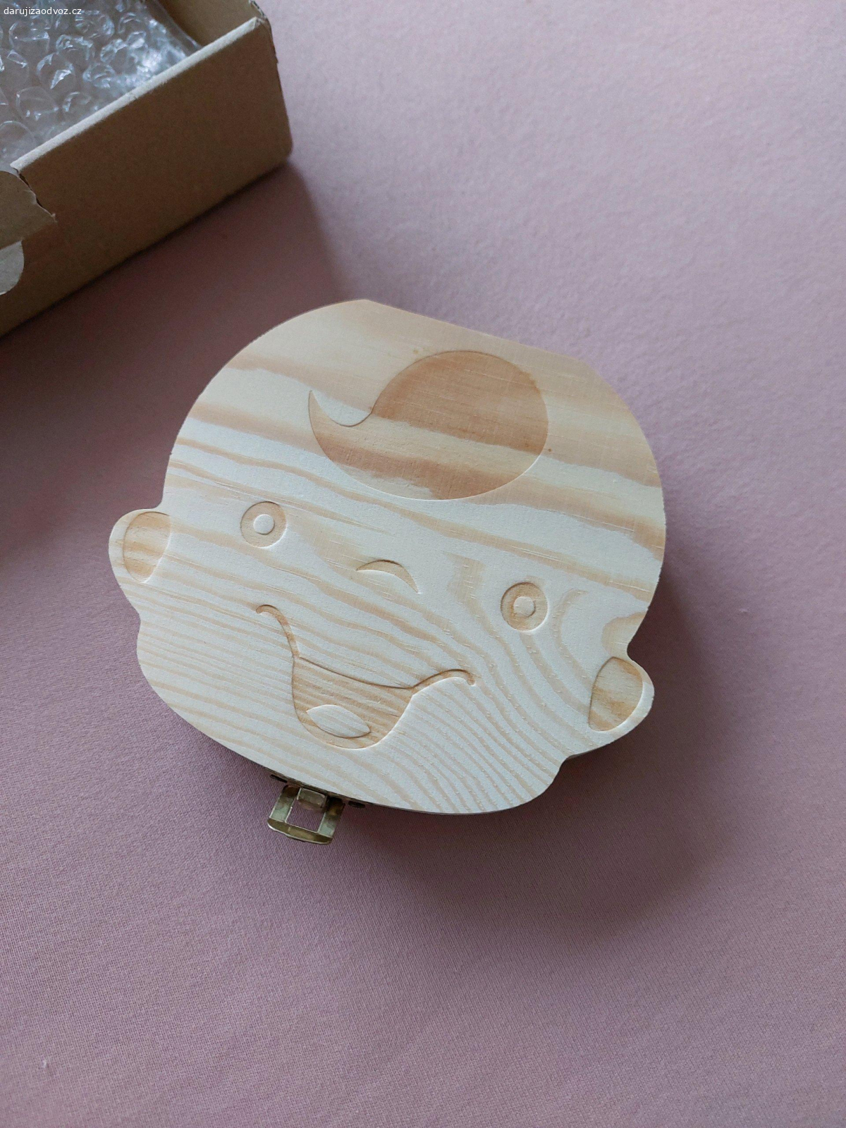 Krabička na zoubky. Daruji za odvoz/dopravné. Neuvážená koupě, krabička je bohužel s čínskými znaky.