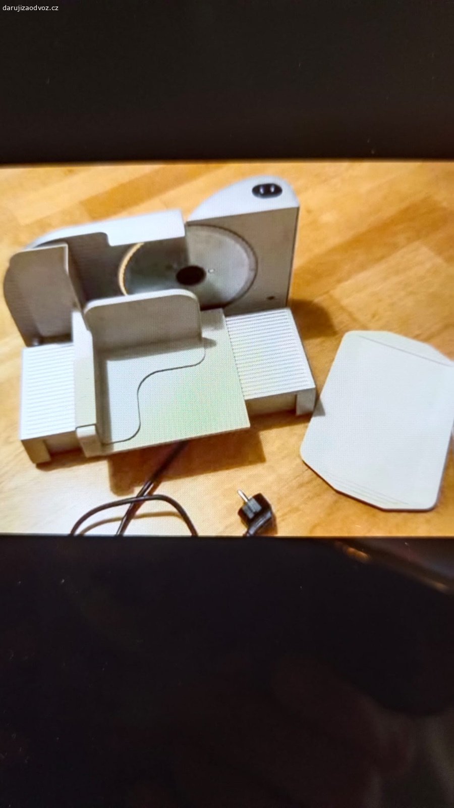 Kráječ na Potraviny Unold. Daruji nefunkční elektricky kráječ na potraviny. Nutné opravit