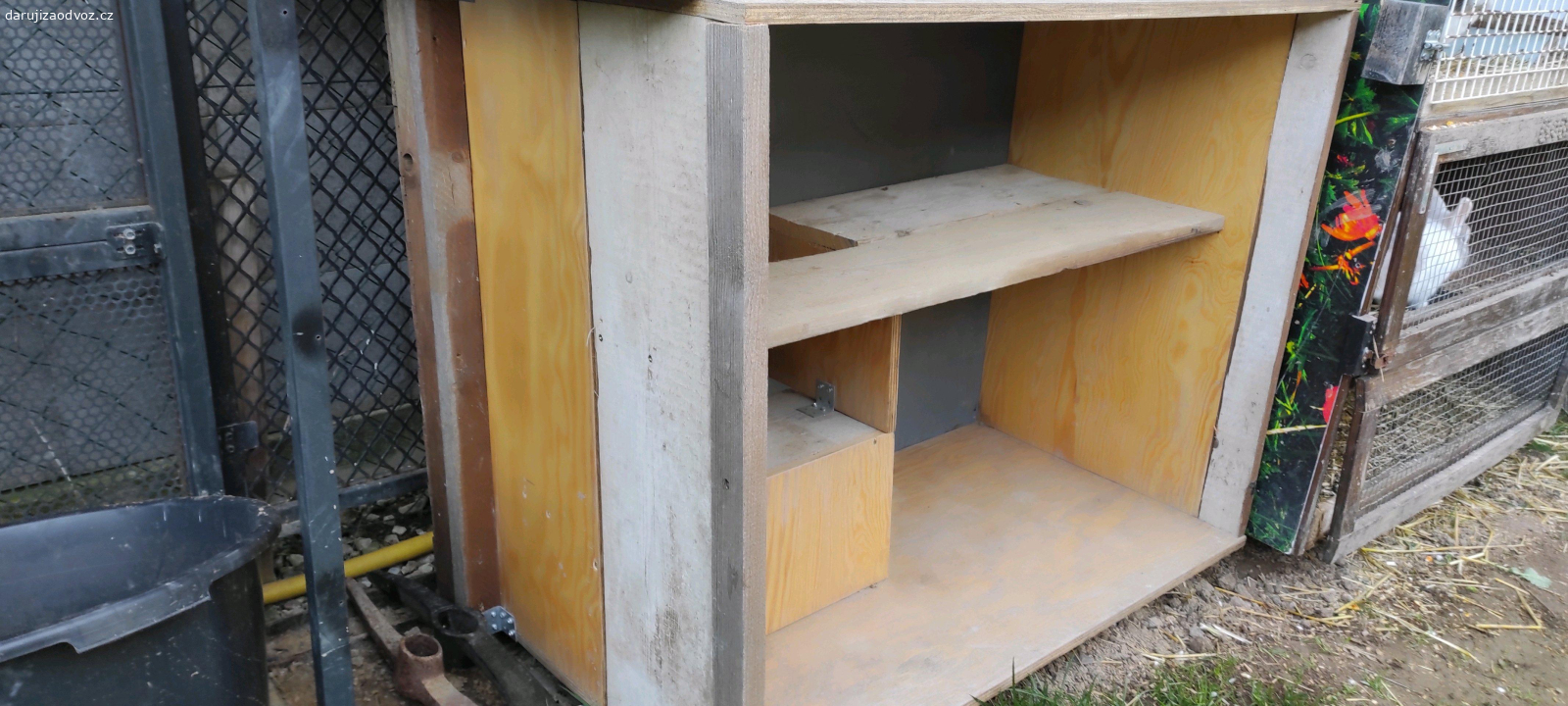 Králičárna,fretkárna venkovní.. Domácí výroba. Chtěl jsem to vyhodit. Nedodělané bez dvířek. Původně na králíka. Čokoláda bude vhod, není podmínkou, děkuji. Délka, výška,hloubka ten metr.