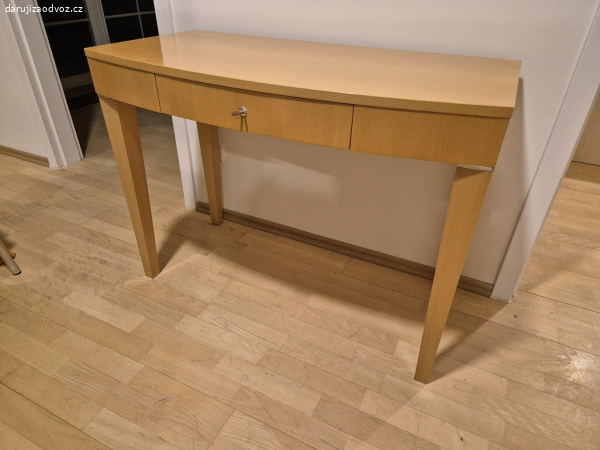 Krásný designový stolek z masivu