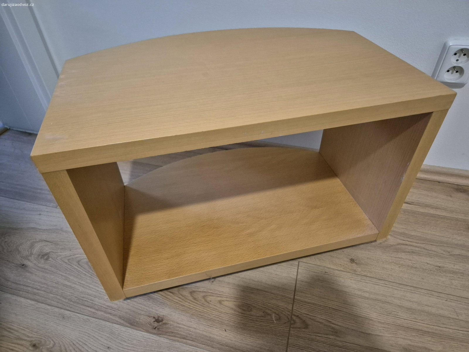 Daruji designový stolek z masivu. Daruji za odvoz krásný a zachovalý italský designový stolek z kvalitního masivního dřeva.

Rozměry:
- Šířka: 60 cm
- Výška: 43
- Hloubka (v nejširším místě): 40 cm
- Hmotnost: 14 kg