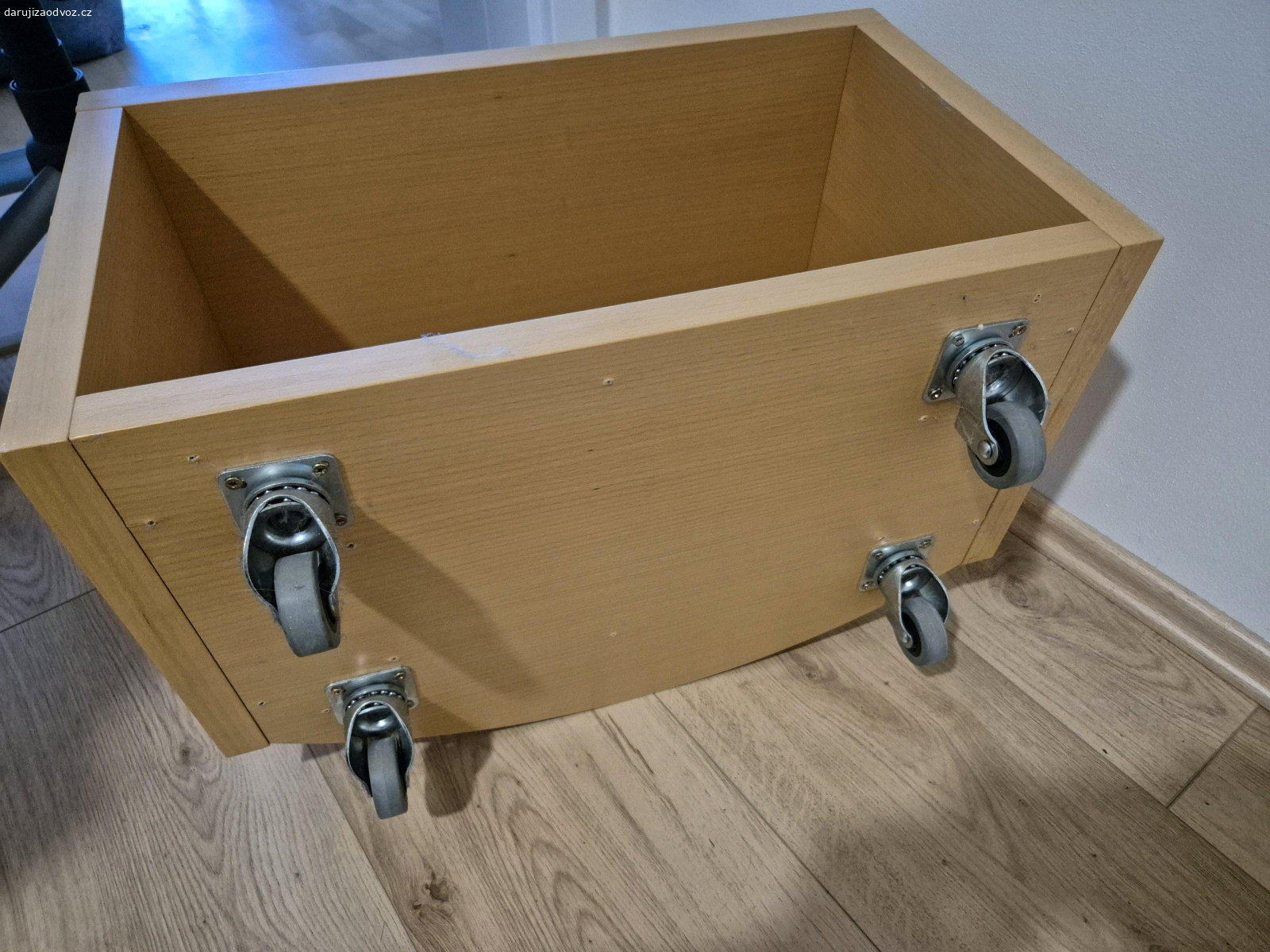 Daruji designový stolek z masivu. Daruji za odvoz krásný a zachovalý italský designový stolek z kvalitního masivního dřeva.

Rozměry:
- Šířka: 60 cm
- Výška: 43
- Hloubka (v nejširším místě): 40 cm
- Hmotnost: 14 kg