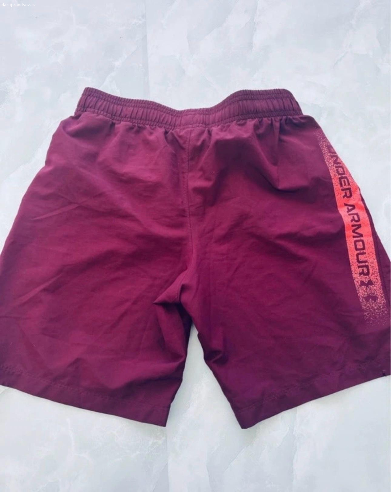 kraťasy Under Armour. Nošené sezónu, bohužel už při rozbalování jsem natrhla kousíček ?
Šikovná ruka si poradí, já raději ne))
Míry vyfoceny 
Chlapecká L- věk 10-12

zásilkovna komplet 120,-
