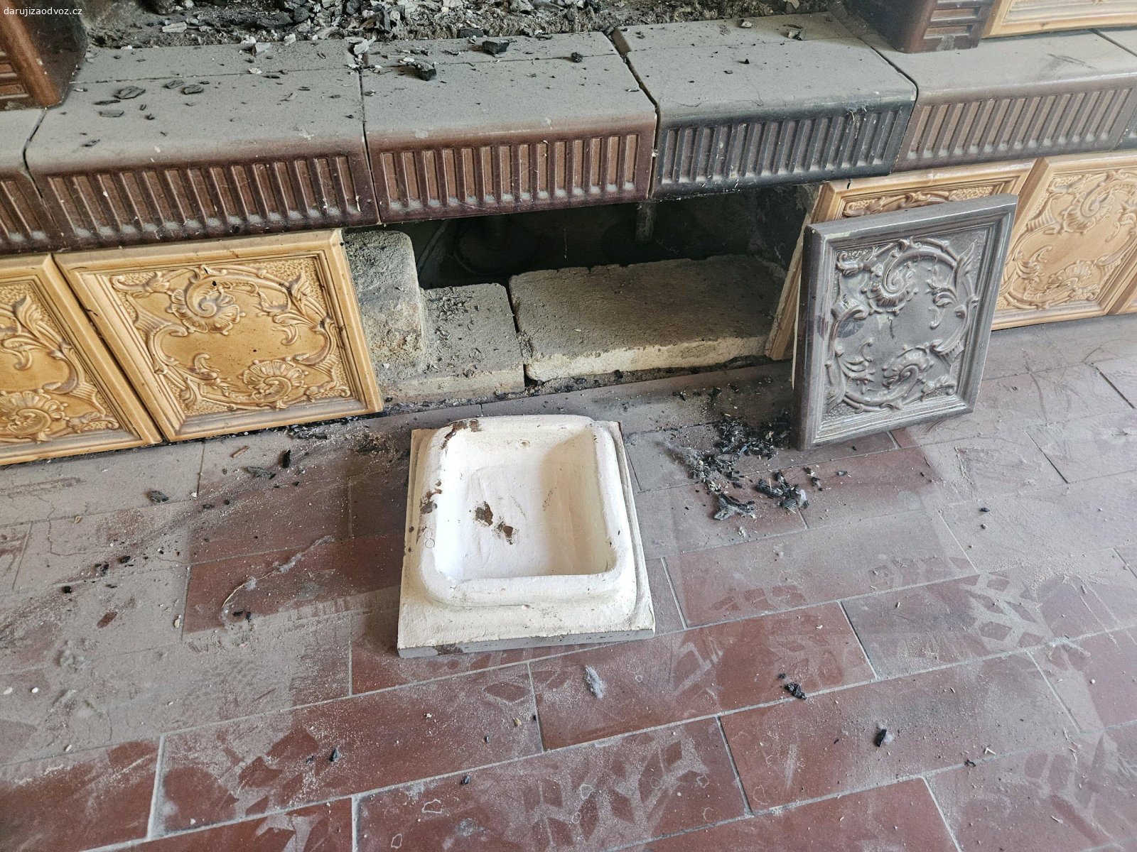 Krb. Otevřený, kachlák.Je k tomu i několik náhradních kachlí. Má to ventilátor k rozvodu vzduchu na 230V, klapku.