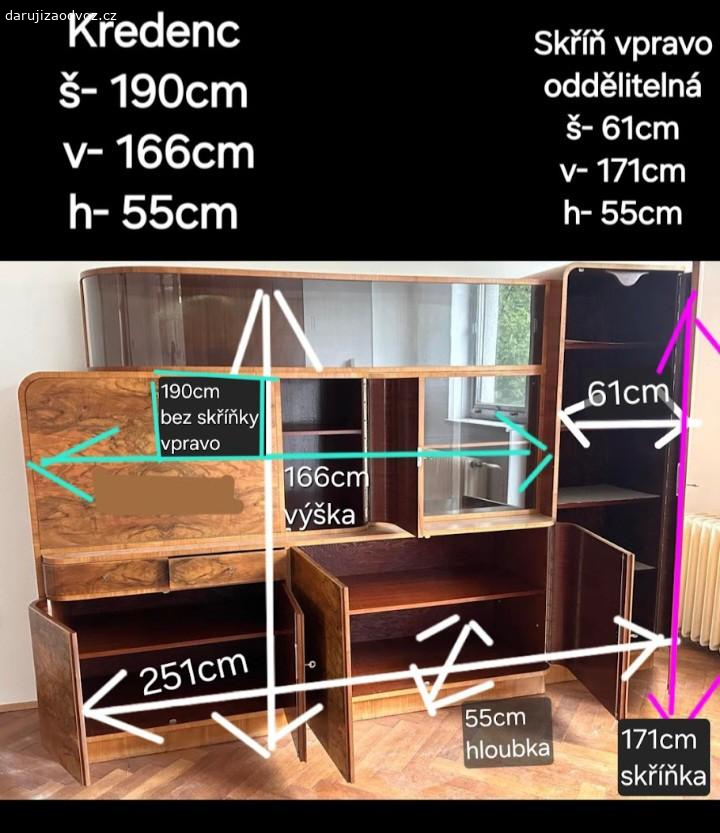 Kredenc. Velice zachovalý kredenc, klíčky od šuplíků jsou všechny . Za odvoz