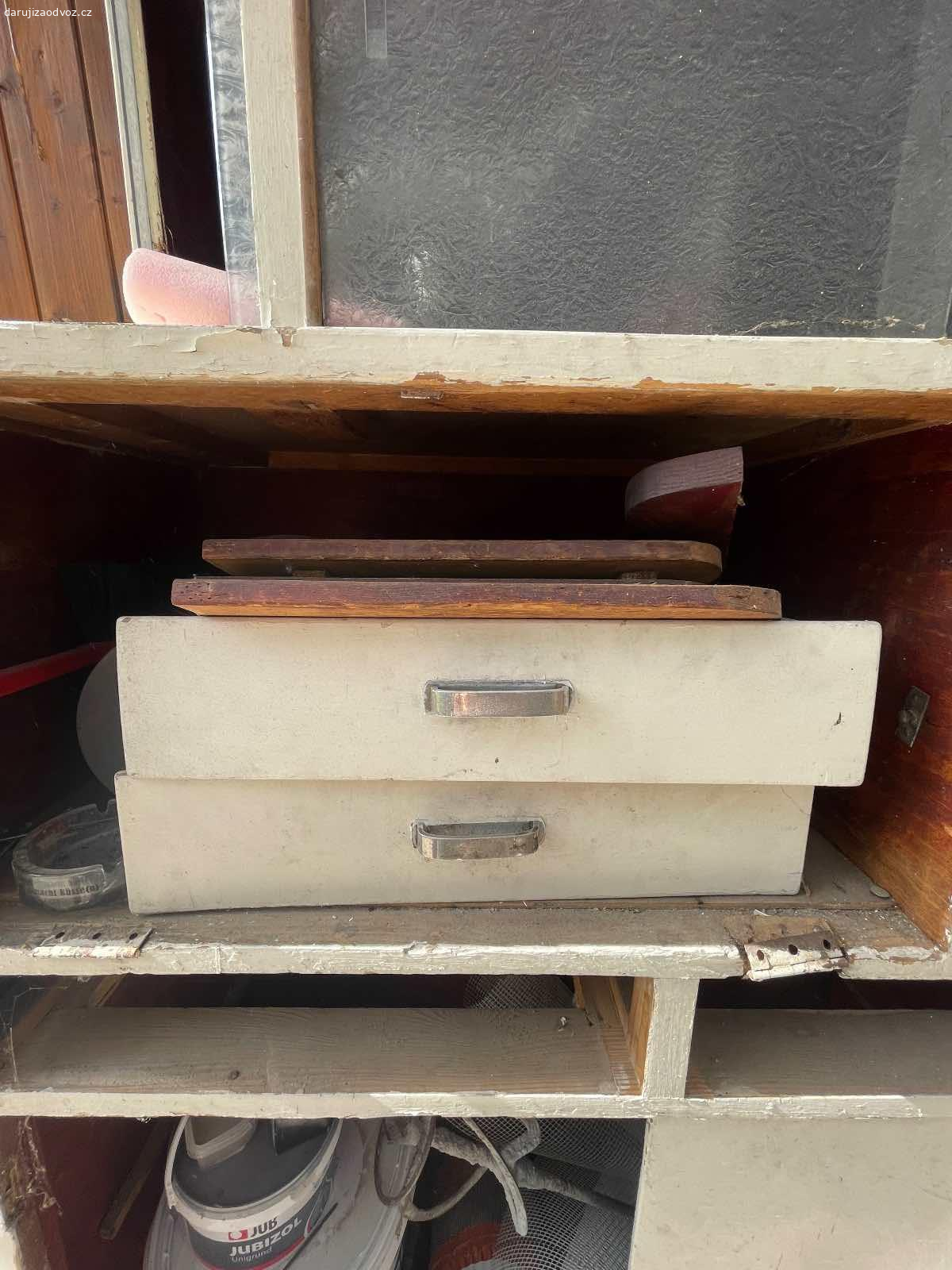 Kredenc. Kredenc za odvoz. Vylomená zadní noha. Modřany.