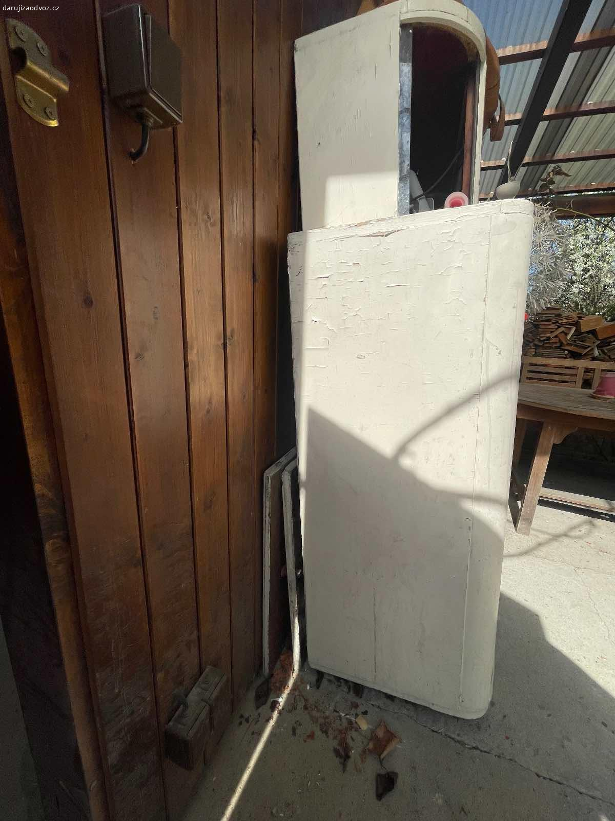 Kredenc. Kredenc za odvoz. Vylomená zadní noha. Modřany.