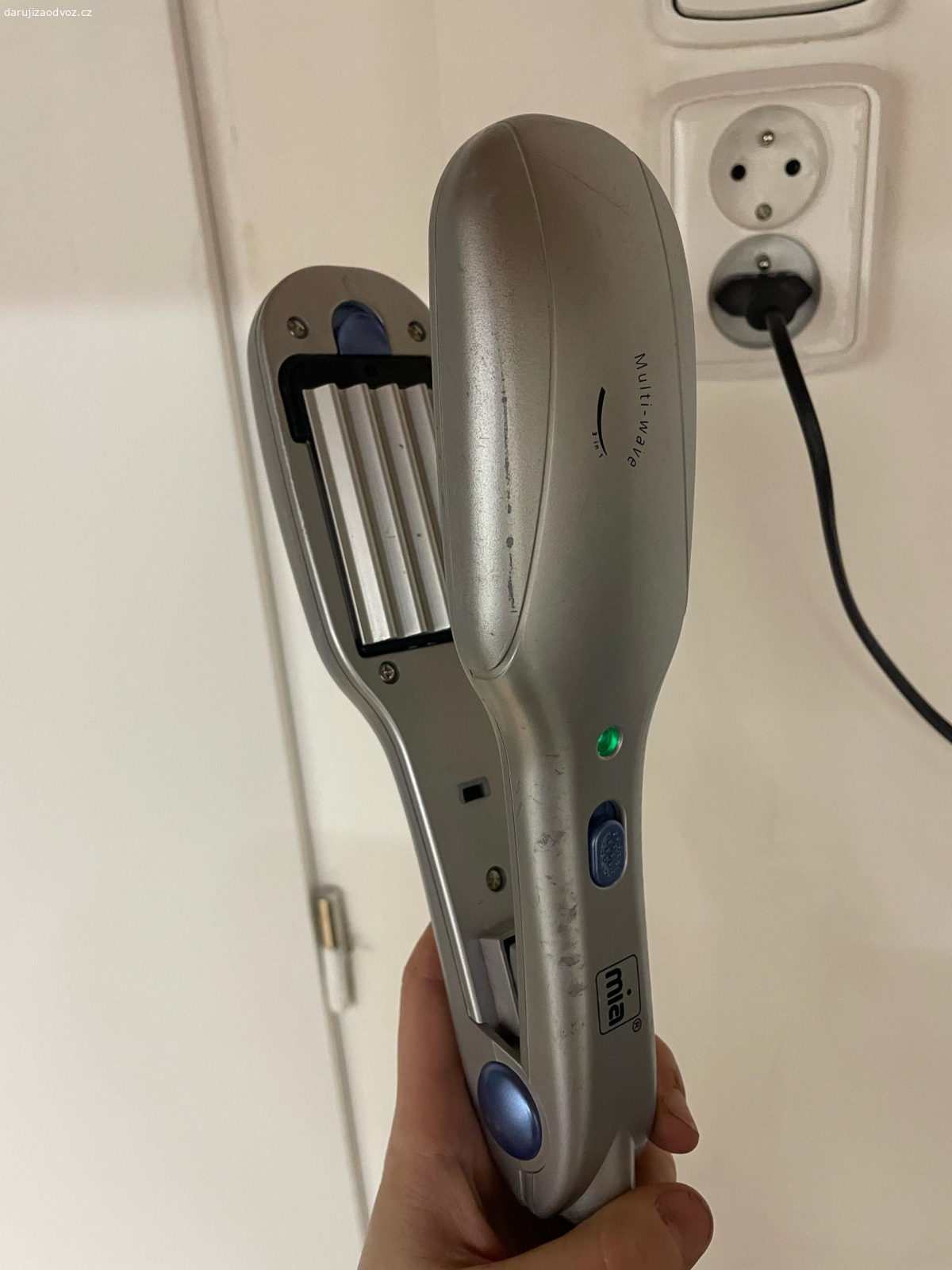 Krepovačka na vlasy. Daruji. Starší, ale funkční:) budu ráda třeba za kousek ovoce/obyč čaj - není podmínka.