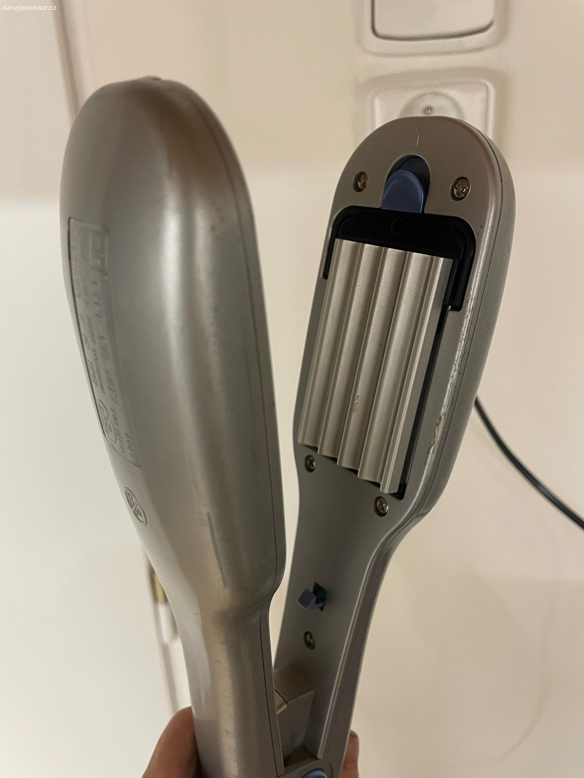 Krepovačka na vlasy. Daruji. Starší, ale funkční:) budu ráda třeba za kousek ovoce/obyč čaj - není podmínka.