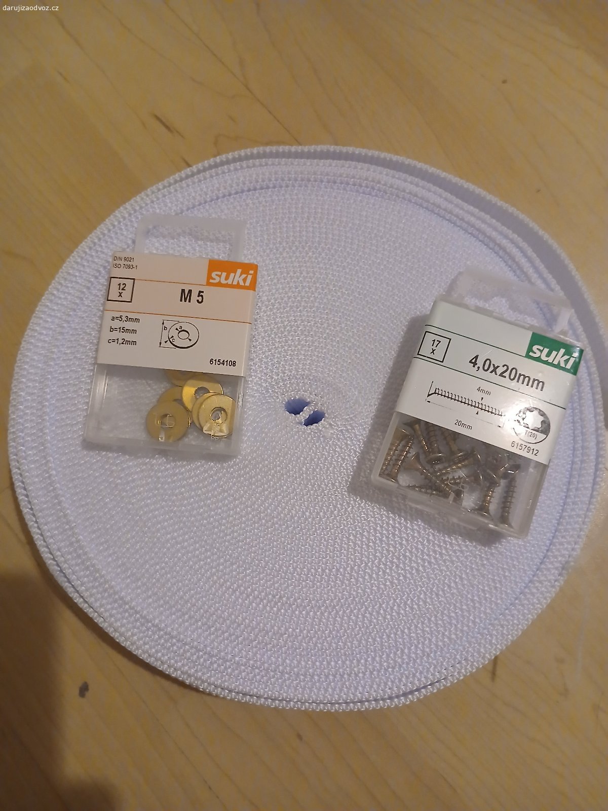 Křeslo Poang. Daruji za odvoz křeslo Poäng. Sedět se na něm dá, ale původní popruh pod sedákem už je zkroucený, takže křeslo momentálně při sedu trochu tlačí.

K dokonalému pohodlí mu chybí trocha kutilské péče – ideální je sedák převázat polypropylenovým balicím popruhem (dodám taky k balení). 

Osobní odběr Praha 10 - Záběhlice, čas dle domluvy.