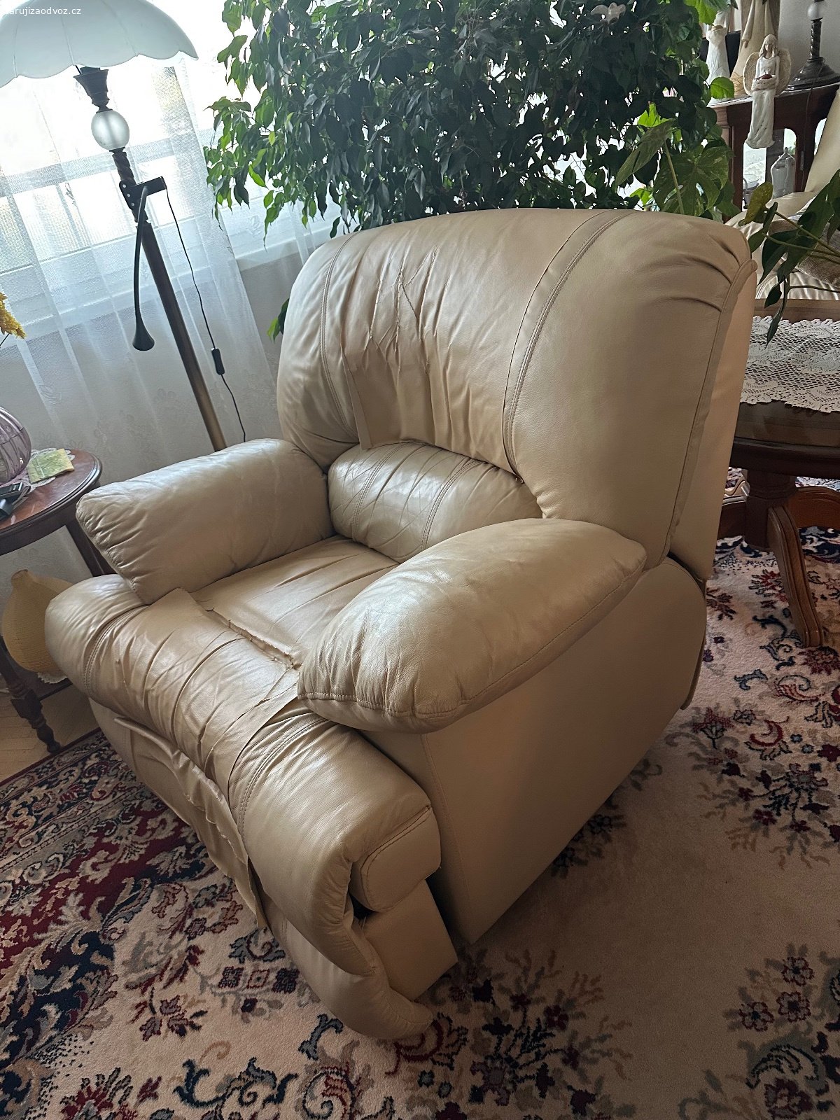 Křeslo - relax konstrukce. Za odvoz křeslo s funkcí relax - konstrukce plně funkční. Kůže je opotřebená - kožené záplaty. Viz reálná fotka