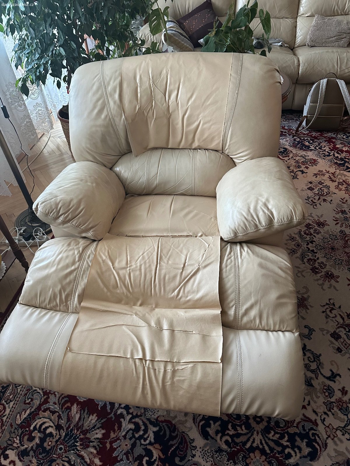 Křeslo - relax konstrukce. Za odvoz křeslo s funkcí relax - konstrukce plně funkční. Kůže je opotřebená - kožené záplaty. Viz reálná fotka