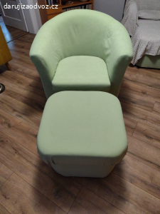 Křeslo s taburetem.