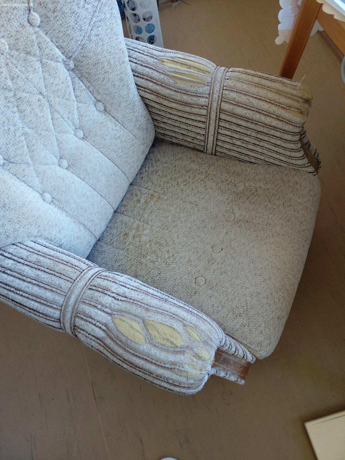 křeslo. Daruji staré, ale pevné a stabilní křeslo.