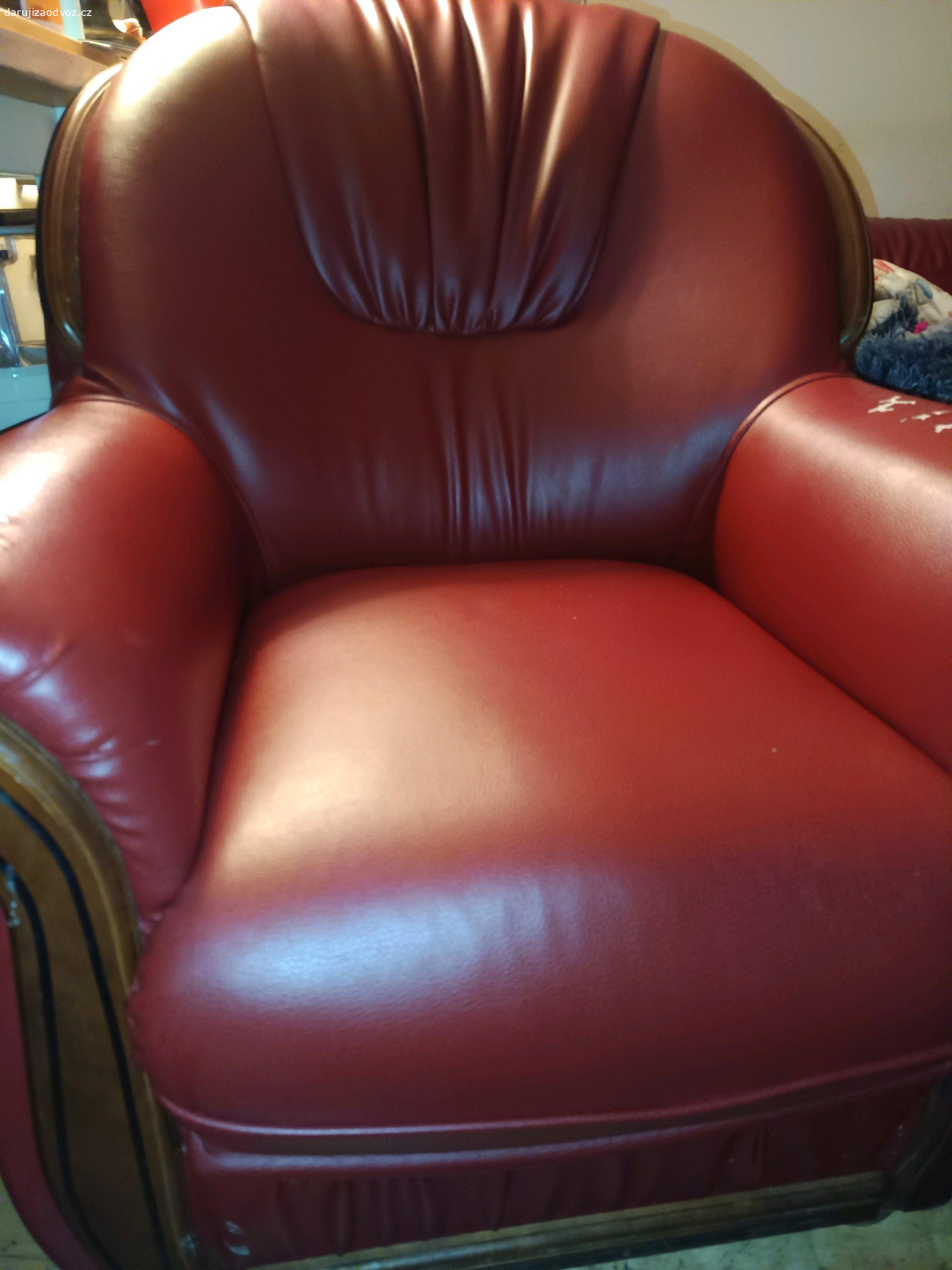 Kreslo. pohodlne  cervene robusni kreslo cervene barvy. skvele se na nem sedi, jen operky je treba  opravit. Neni prosezene. Kombinace se drevem. Mohu k nemu pridat i zaplaty na opravu   samolepici v cervene barve.  Prosim volat na mobil ci whatsapp .  Bydlime na Stodulkach P5 . Vytah primo u bytu a da se zajet do garaze a tam nalozit do auta. K vyzvednuti po dohode kdykoliv.