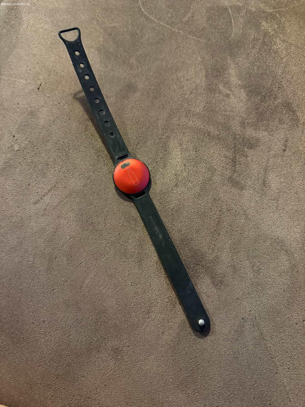 Krokoměr. Daruji misfit krokoměr, má vybitou baterii, takže nezkontroluji funkčnost, ale měl by být funkční. Návod již nemám, ale google jistě poradí :). Osobní vyzvednutí Praha 13 nebo Praha 1.