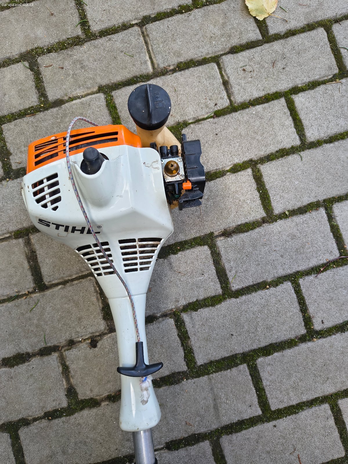 Křovinořez. Přenechám za odvoz křovinořez Stihl v opotřebovaném stavu. Nenavíjí startovací lanko, jinak by měl být funkční.