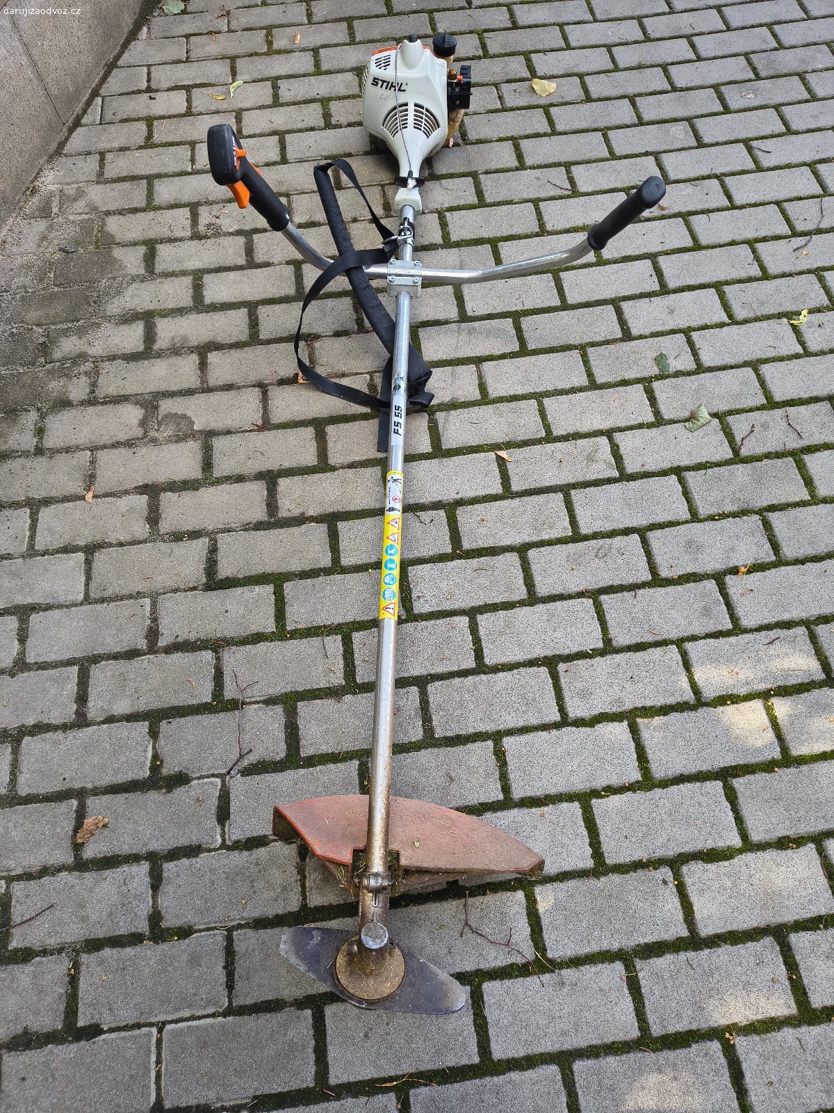 Křovinořez. Přenechám za odvoz křovinořez Stihl v opotřebovaném stavu. Nenavíjí startovací lanko, jinak by měl být funkční.