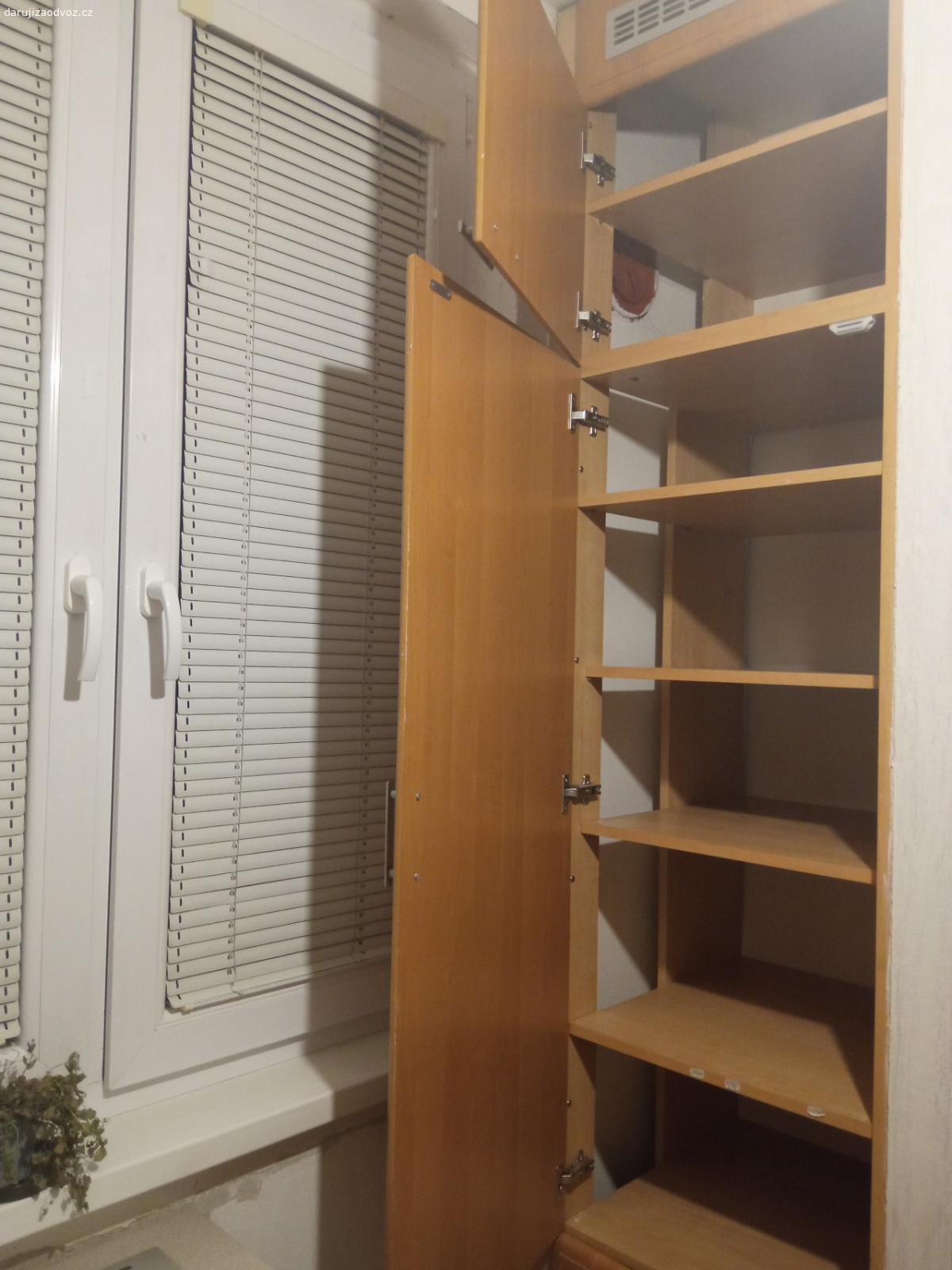 kuchyň - spižírna. Darují za odvoz vestavěnou spižírnu a skříňku s pultem. Pište SMS nebo přes den volejte. Praha 5 Barrandov
