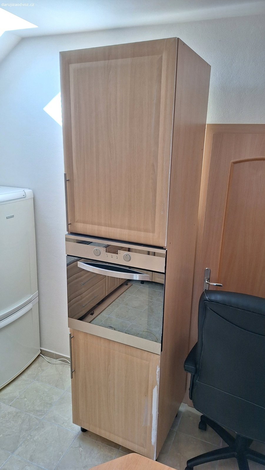 kuchyně vč. indukční desky a trouby. Rohová kuchyně skládají se z 6 spodních skříněk (1 úzká a 2 široké šuplíkové a 3 policové skříňky), 5 horních skříněk  a skříně s vestavěnou stroubou vč. digestoře as indukční varné desky. Původní dispozice pracovala se 2 výškami pracovní desky, delší strana s varnou deskou byla cca o 5 cm nižší.