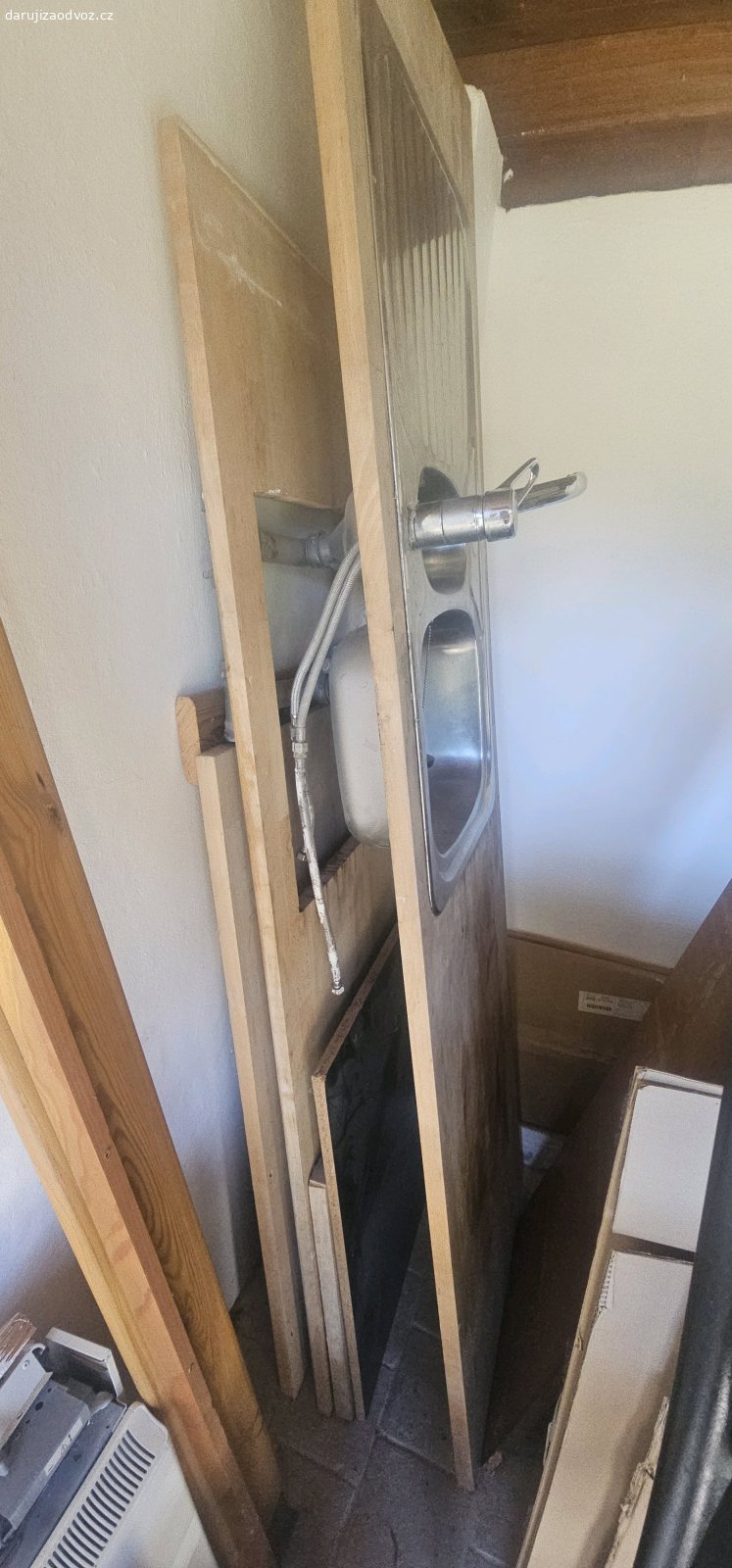 Kuchyňská deska se dřezem a baterií. Dám za odvoz kuchyňský dřez (dřez vlevo / odkapávač v pravo) s baterií již zapuštěné ve dřevěné desce (opotřebovaná) ale pevná. K tomu další deska jako vedlejší pult a jedna deska s dírou na varnou desku /sporák s možností zapuštění. 
Délka desky s dřezem 214 cm, hloubka 60 cm, viz obrázek...
